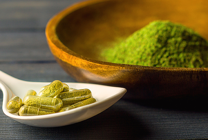 Kratom-in-both-a-green-powder-and-in-pill-form